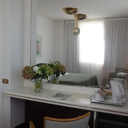 Готель Starhotels Cristallo Palace 4*