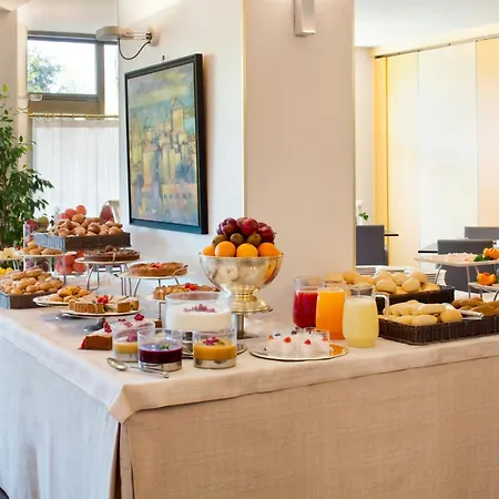 Готель Starhotels Cristallo Palace 4*